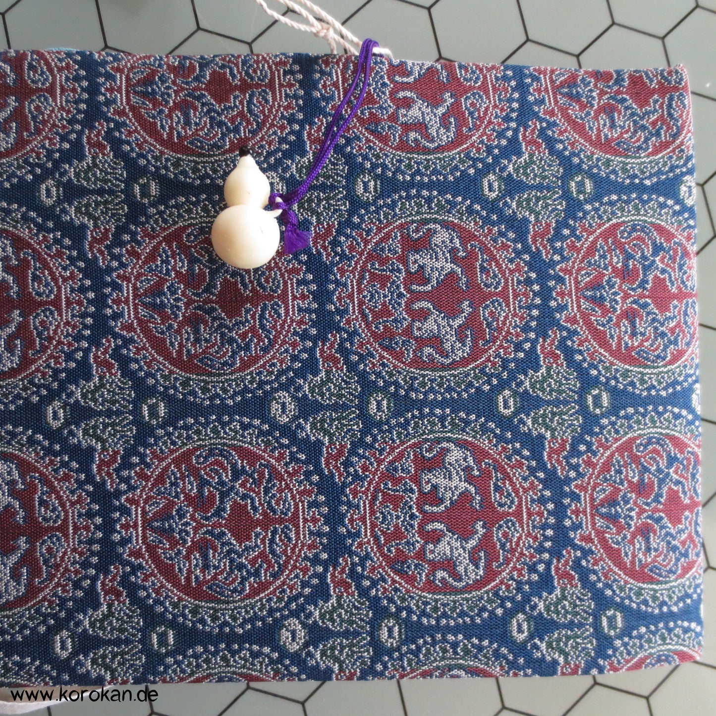 Obi ohne Schleife, mit Tasche und Netsuke