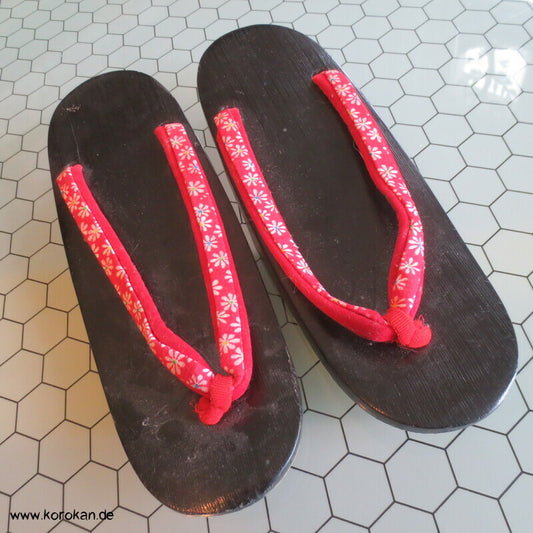 Vintage Geta Zehenstegsandalen - leichtes lackiertes Holz, Stoffriemen