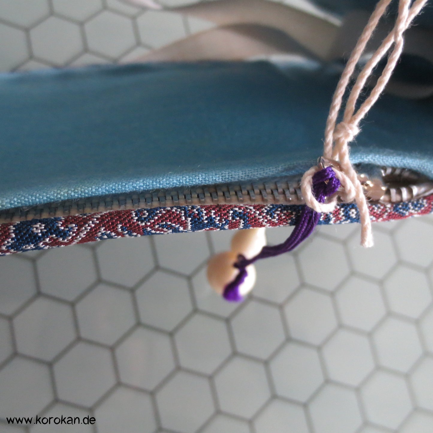 Obi ohne Schleife, mit Tasche und Netsuke