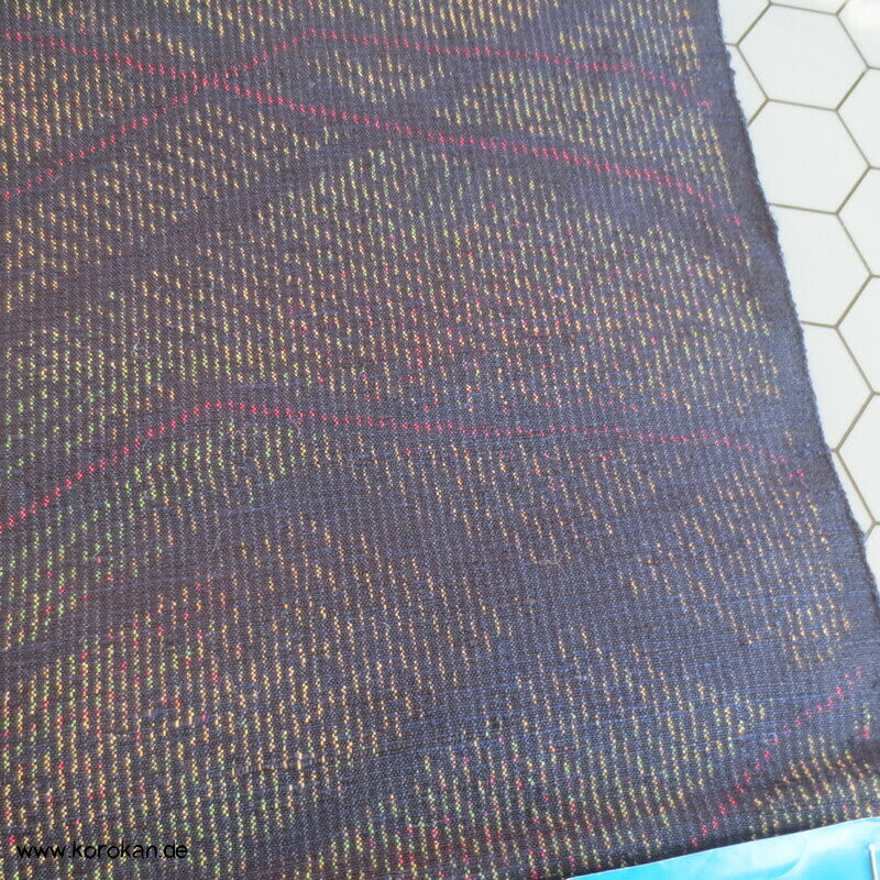 abstrakte Zacken, regenbogenbunt in dunkelblau Kasuri Tsumugi Kimono Seide