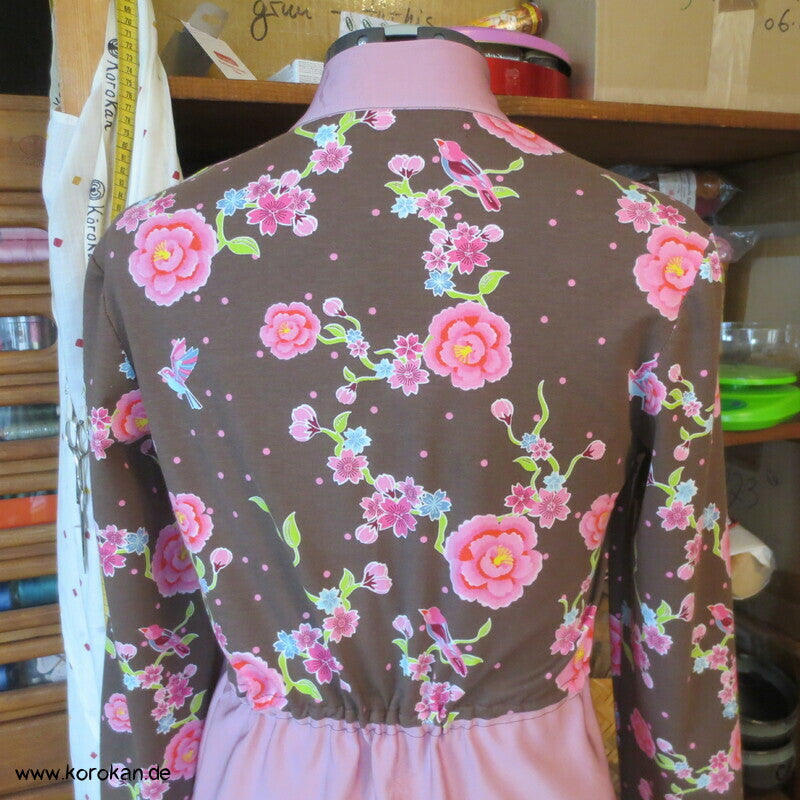 Kimonoshirt aus Stenzo Baumwolljersey Blumen, Vögel, kombiniert mit Seide