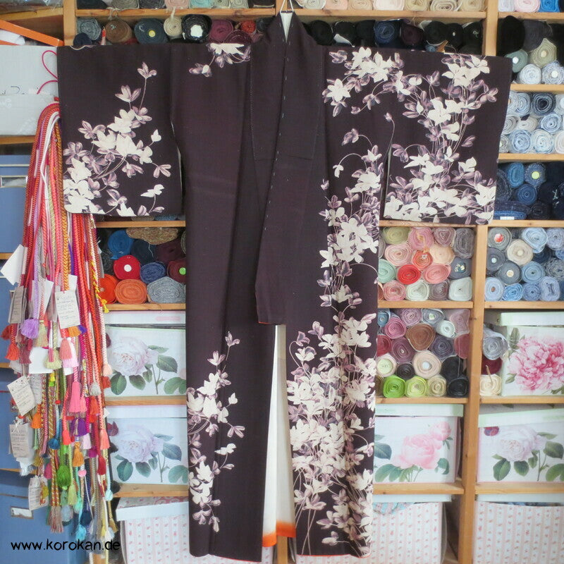 Blumen auf aubergine Tsumugi Seiden Homongi Kimono
