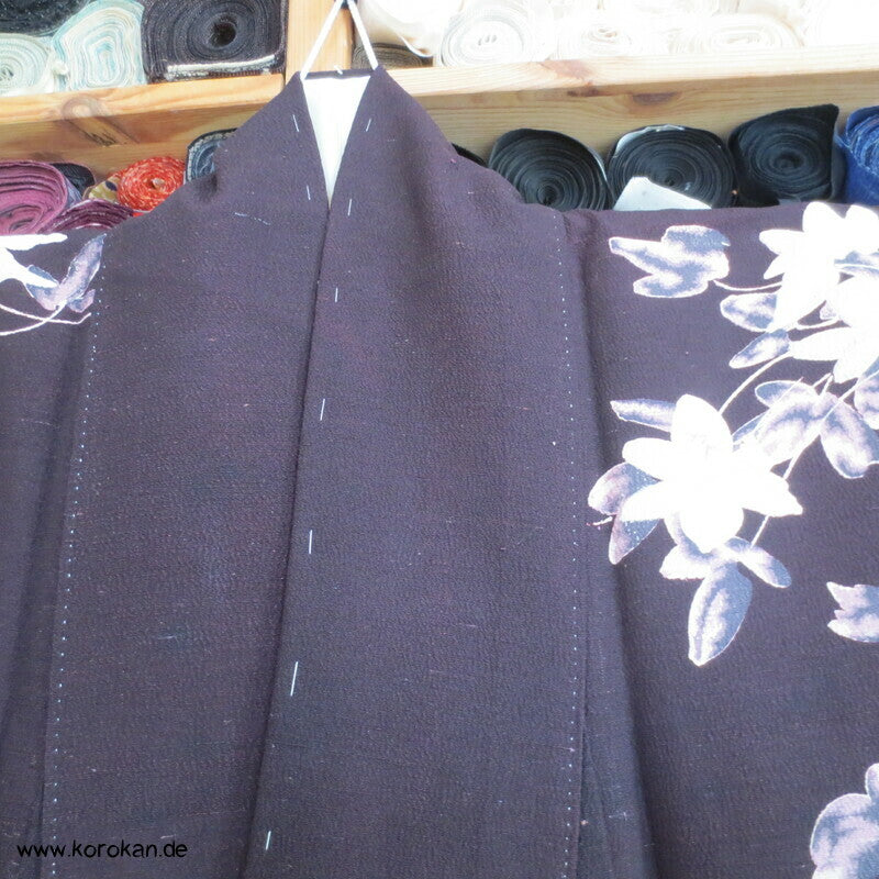 Blumen auf aubergine Tsumugi Seiden Homongi Kimono