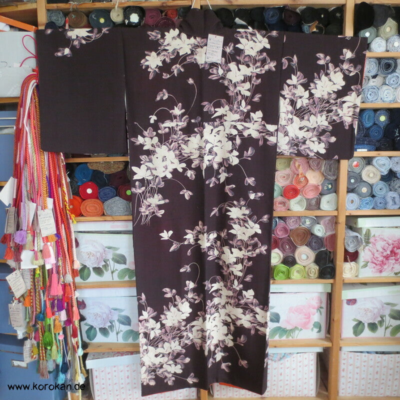 Blumen auf aubergine Tsumugi Seiden Homongi Kimono