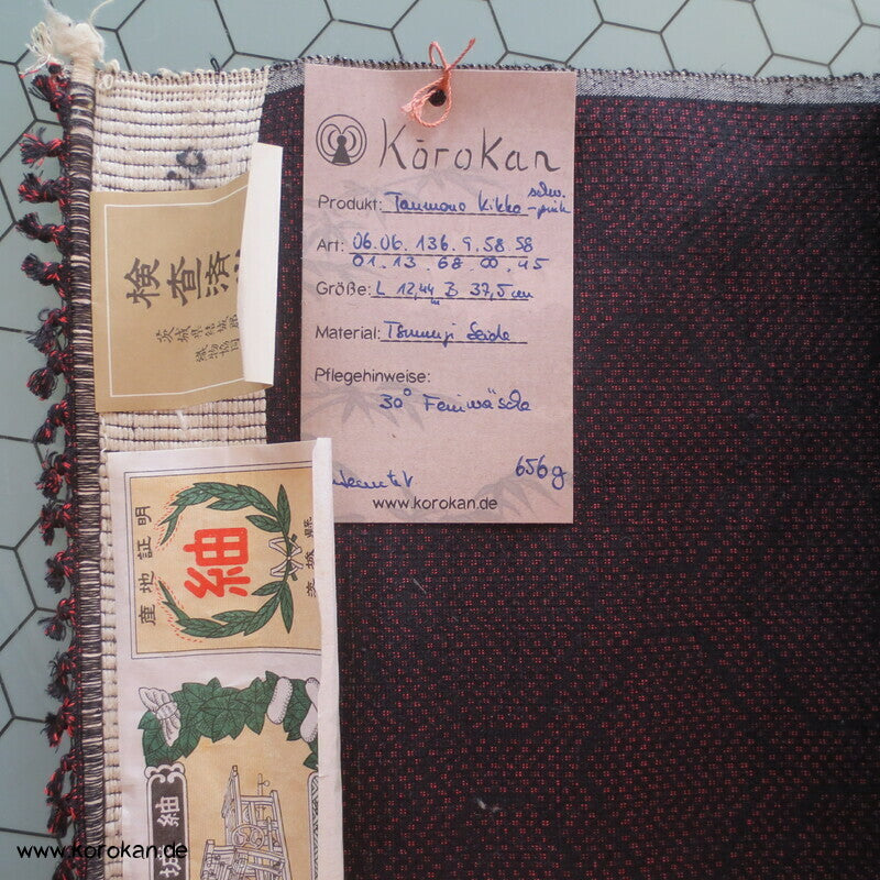 Kikko Kasuri schwarz rote Tsumugi Kimono Seide