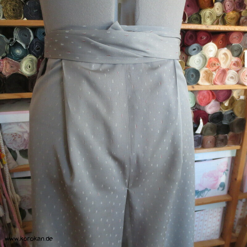 Hakama artige Hose, grauer Seidenjacquard mit kleinen Rechtecken