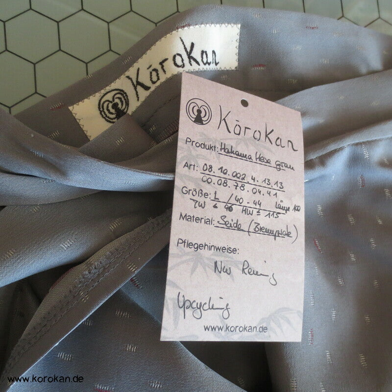 Hakama artige Hose, grauer Seidenjacquard mit kleinen Rechtecken