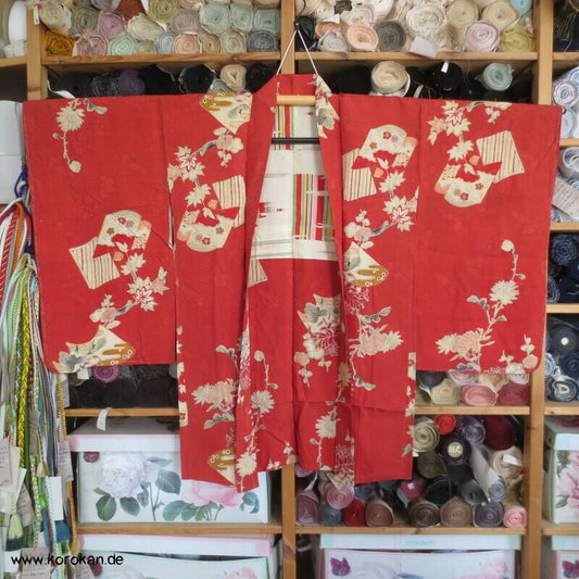 Bücher und Blumenzweige Haori Seidendamast