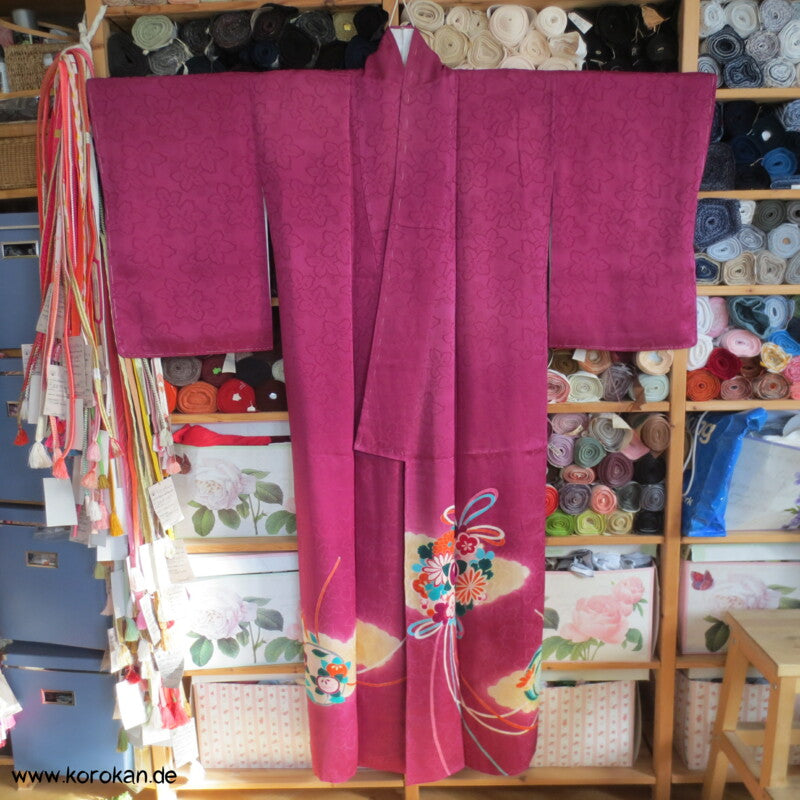 antiker Irotomesode Seiden Kimono mit Kusudama Blumenkugeln