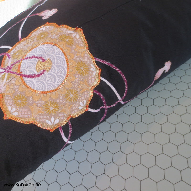 Prachtkissen aus japanischer Tomesode Kimono Seide, Stickerei Spiegel, Gold und Silber, Haori Himo Verschlüsse