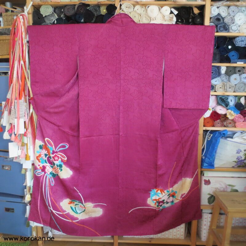 antiker Irotomesode Seiden Kimono mit Kusudama Blumenkugeln
