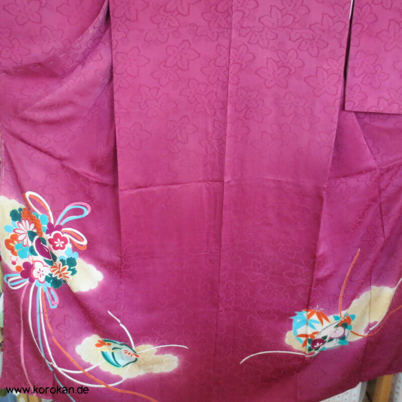 antiker Irotomesode Seiden Kimono mit Kusudama Blumenkugeln