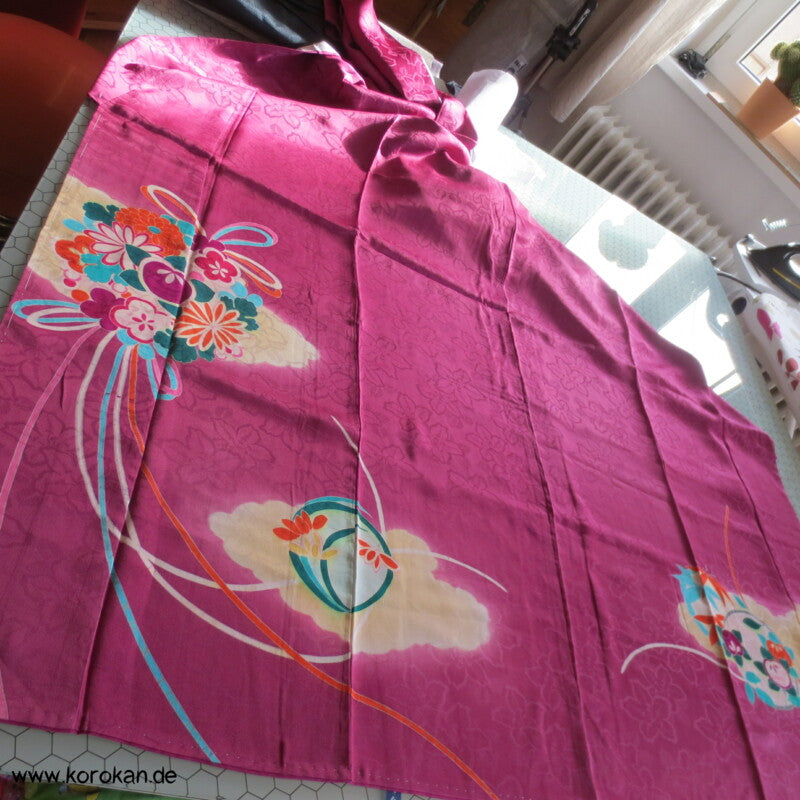 antiker Irotomesode Seiden Kimono mit Kusudama Blumenkugeln