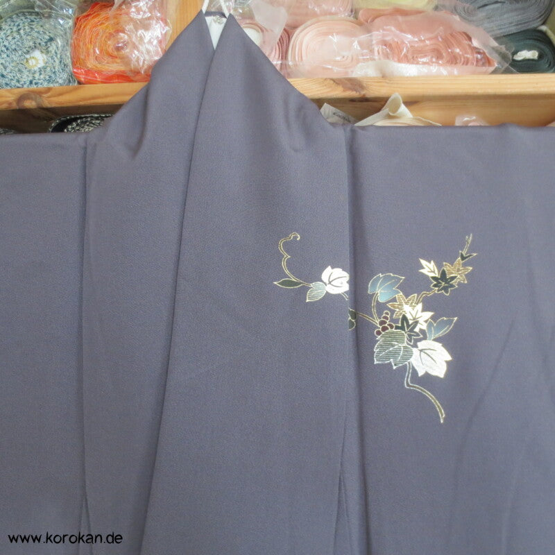 Homongi Seidencrepe Kimono goldenes Blättermuster auf grau