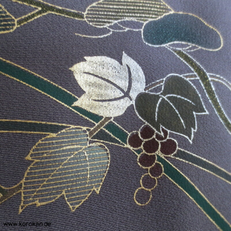 Homongi Seidencrepe Kimono goldenes Blättermuster auf grau