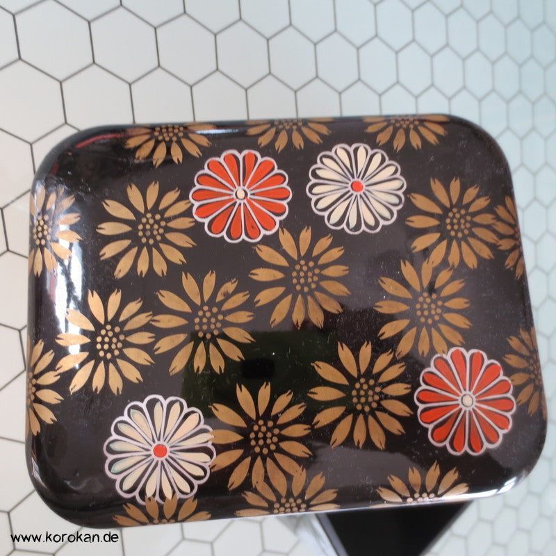 japanische Lackdose mit Chrysanthemen auf schwarzem Grund
