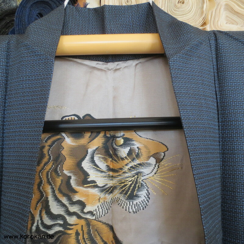 gewebter Tiger Futter, Haori Kimono Jacke - dunkelblaue Tsumugi Seide