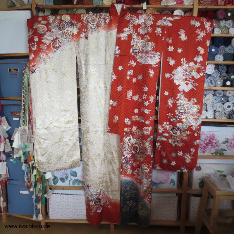 Blumen und Mon auf Higaki Rinzu Seiden Damast Furisode