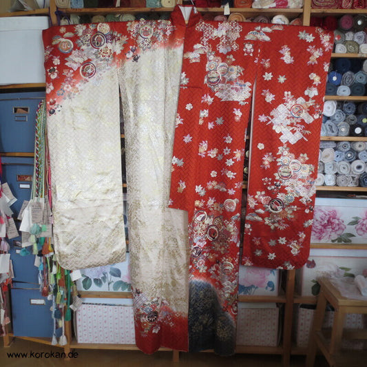 Blumen und Mon auf Higaki Rinzu Seiden Damast Furisode