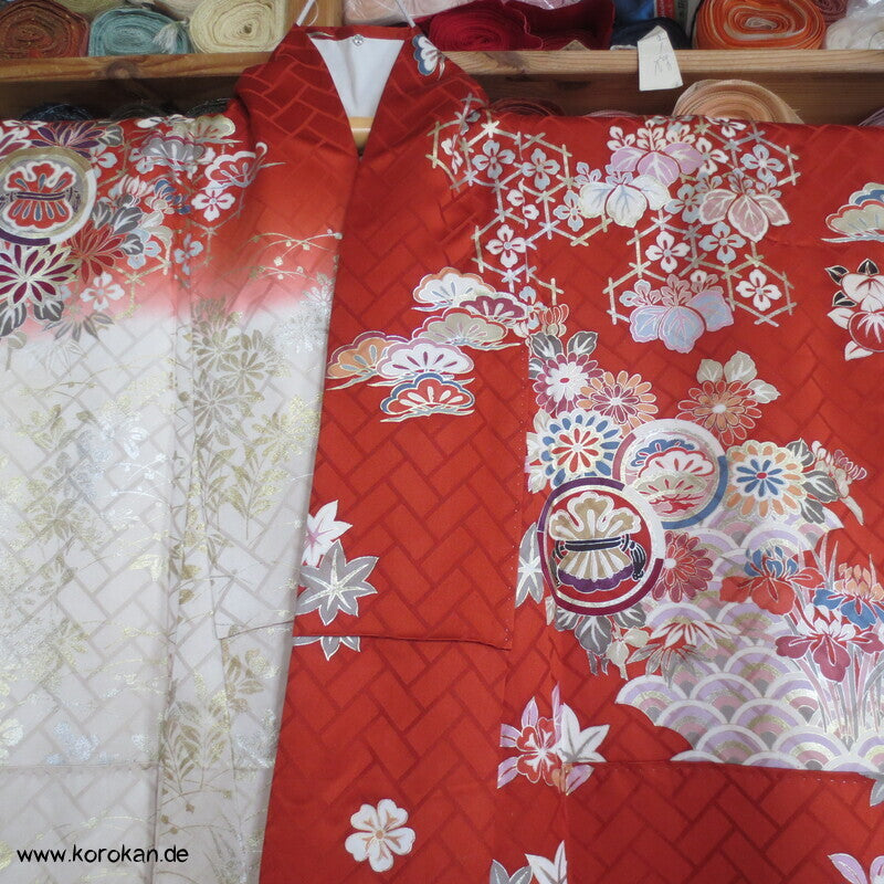 Blumen und Mon auf Higaki Rinzu Seiden Damast Furisode