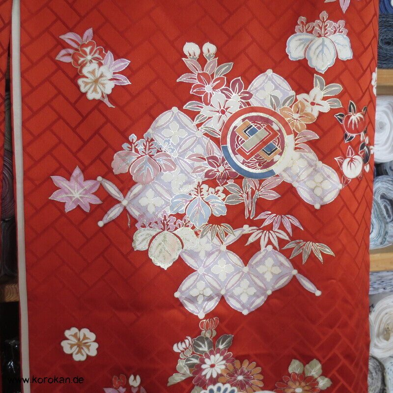 Blumen und Mon auf Higaki Rinzu Seiden Damast Furisode