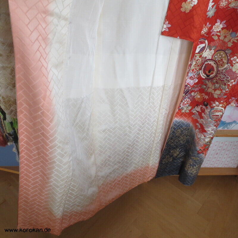 Blumen und Mon auf Higaki Rinzu Seiden Damast Furisode