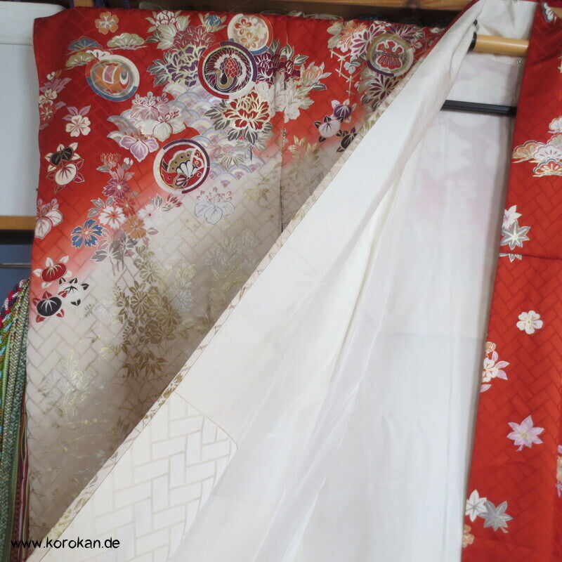 Blumen und Mon auf Higaki Rinzu Seiden Damast Furisode