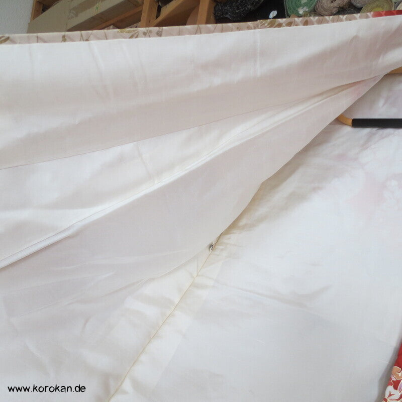 Blumen und Mon auf Higaki Rinzu Seiden Damast Furisode