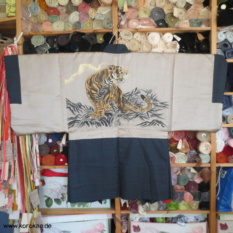 gewebter Tiger Futter, Haori Kimono Jacke - dunkelblaue Tsumugi Seide