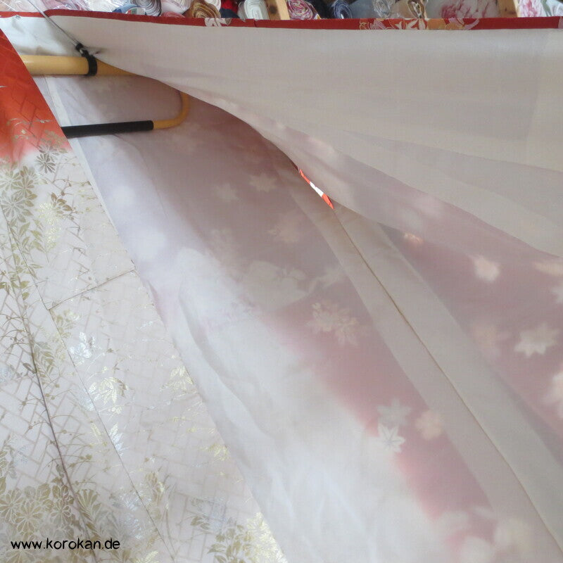 Blumen und Mon auf Higaki Rinzu Seiden Damast Furisode
