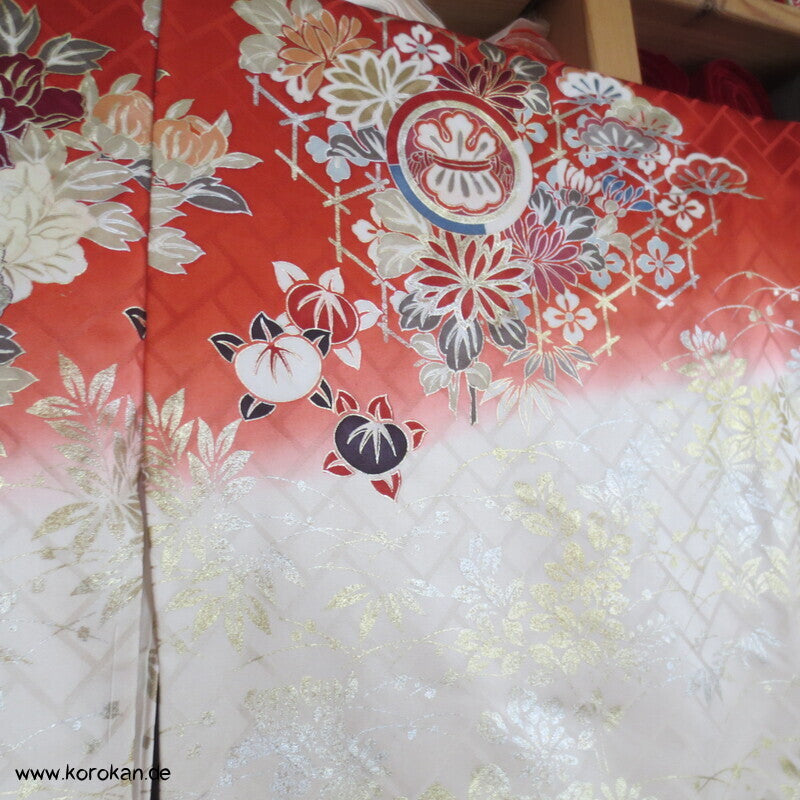 Blumen und Mon auf Higaki Rinzu Seiden Damast Furisode