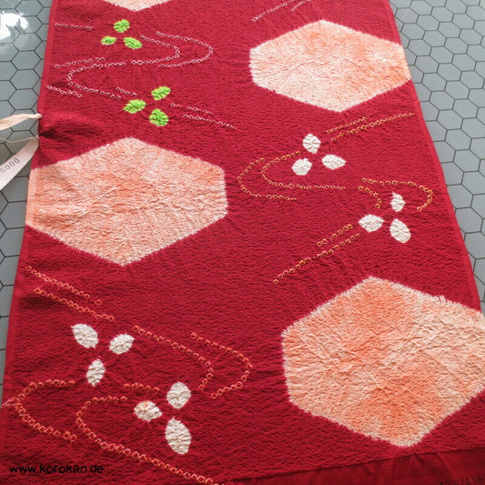 Shibori Sechsecke auf rotem Seidendamast Kimono Seide