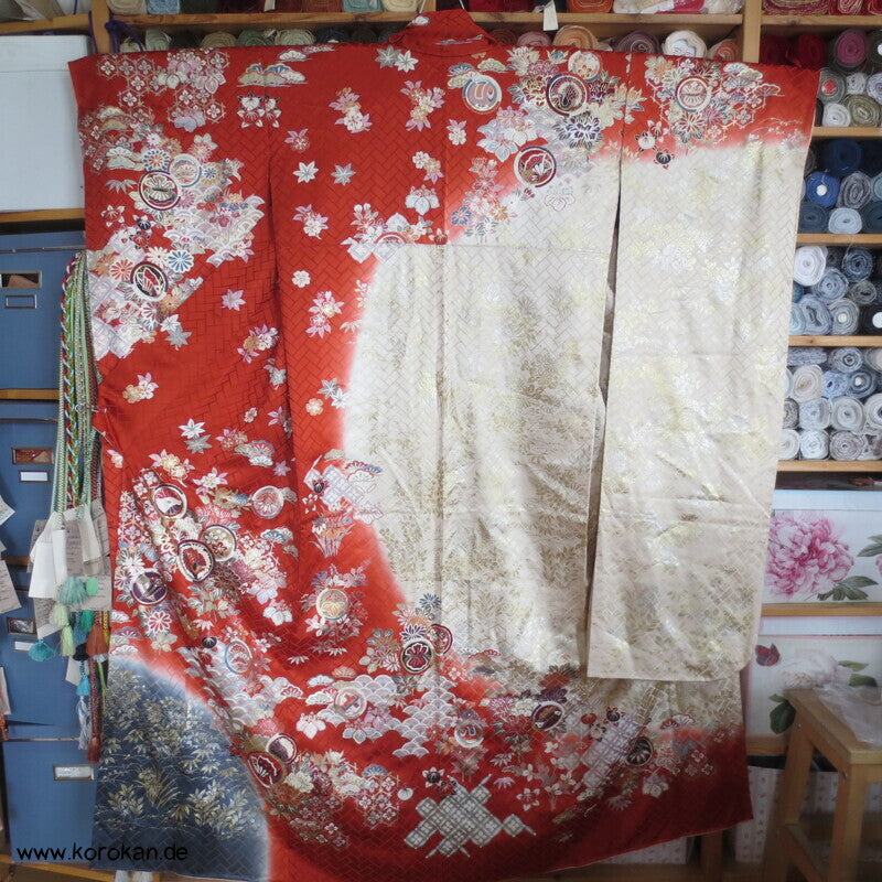 Blumen und Mon auf Higaki Rinzu Seiden Damast Furisode
