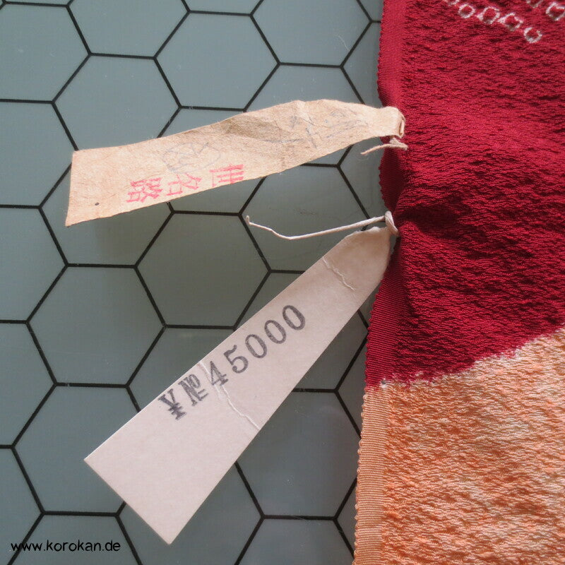 Shibori Sechsecke auf rotem Seidendamast Kimono Seide
