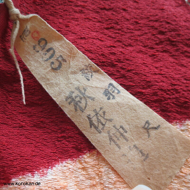 Shibori Sechsecke auf rotem Seidendamast Kimono Seide