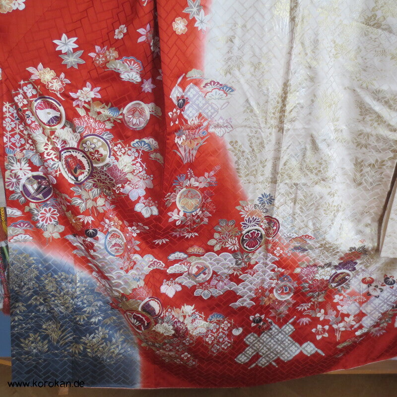 Blumen und Mon auf Higaki Rinzu Seiden Damast Furisode