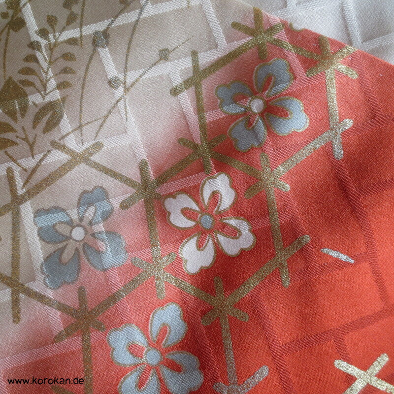 Blumen und Mon auf Higaki Rinzu Seiden Damast Furisode