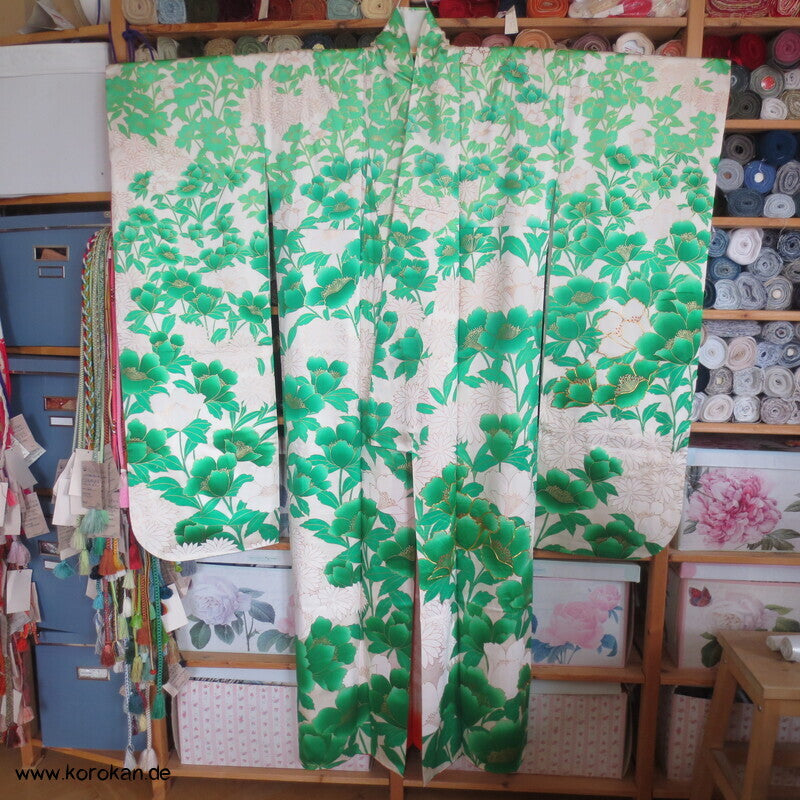 Seiden Damast Furisode Kiku und Botan in grün mit viel Gold und Stickerei