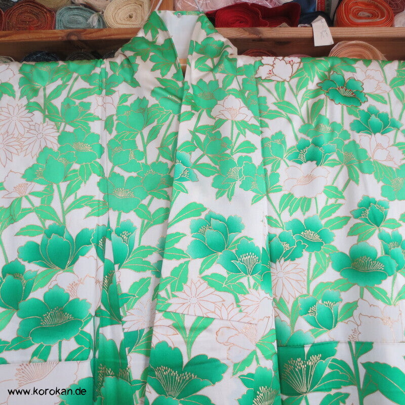 Seiden Damast Furisode Kiku und Botan in grün mit viel Gold und Stickerei
