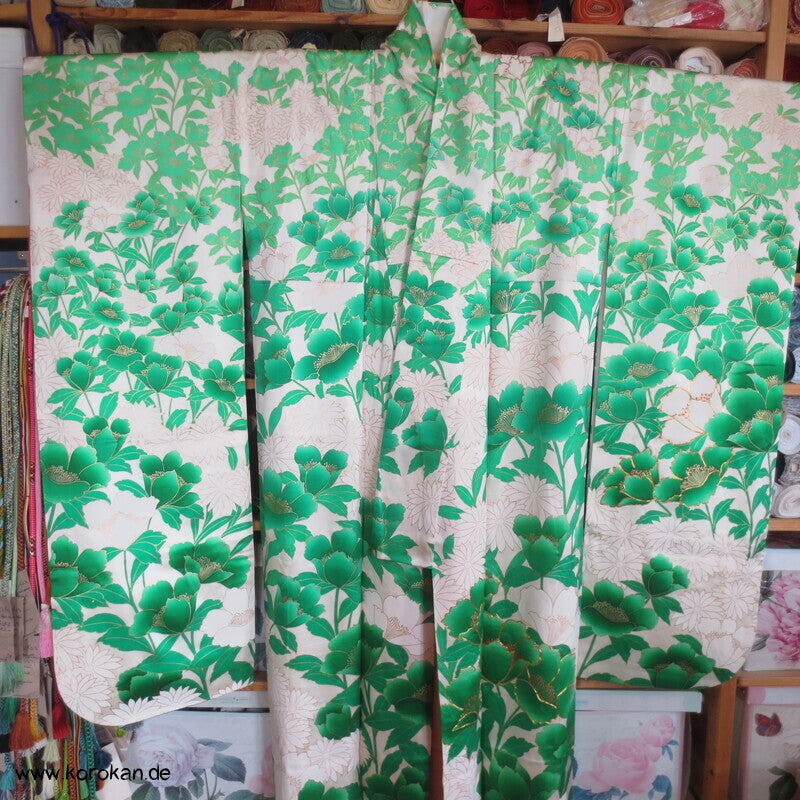 Seiden Damast Furisode Kiku und Botan in grün mit viel Gold und Stickerei