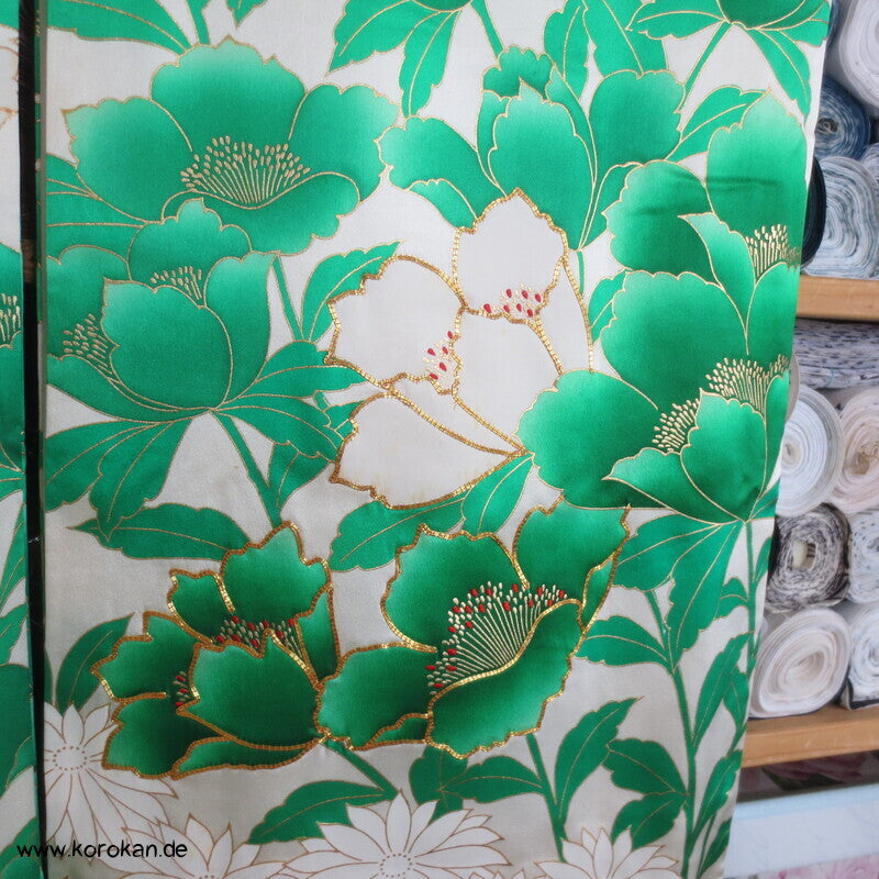 Seiden Damast Furisode Kiku und Botan in grün mit viel Gold und Stickerei