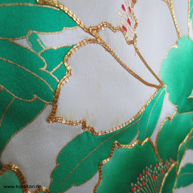 Seiden Damast Furisode Kiku und Botan in grün mit viel Gold und Stickerei