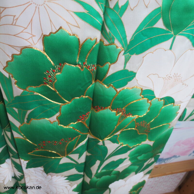 Seiden Damast Furisode Kiku und Botan in grün mit viel Gold und Stickerei