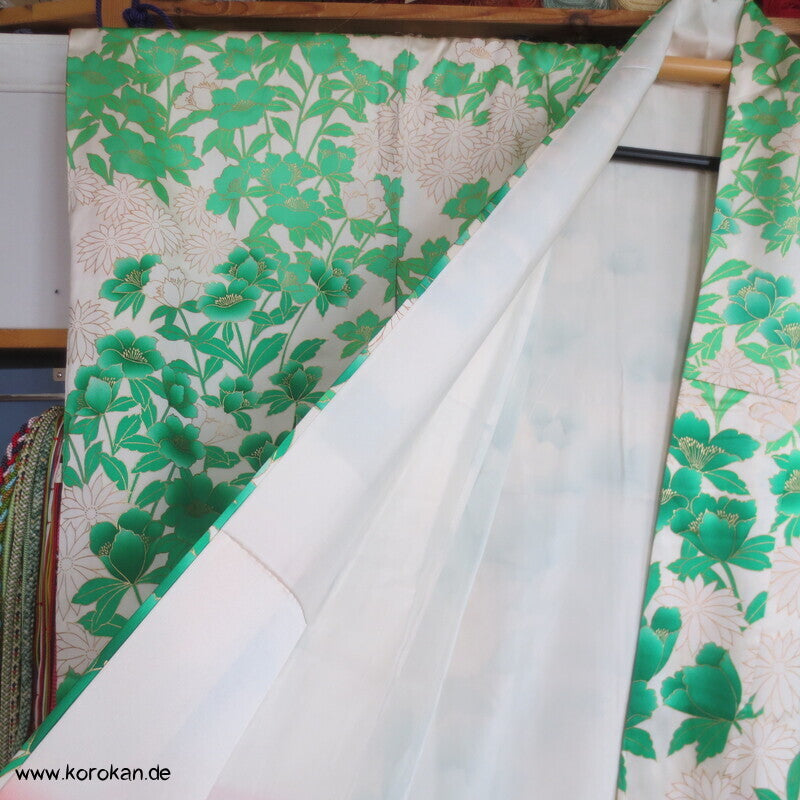 Seiden Damast Furisode Kiku und Botan in grün mit viel Gold und Stickerei