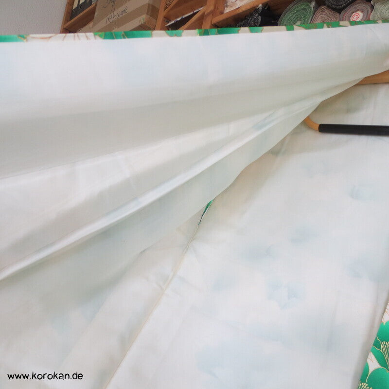 Seiden Damast Furisode Kiku und Botan in grün mit viel Gold und Stickerei