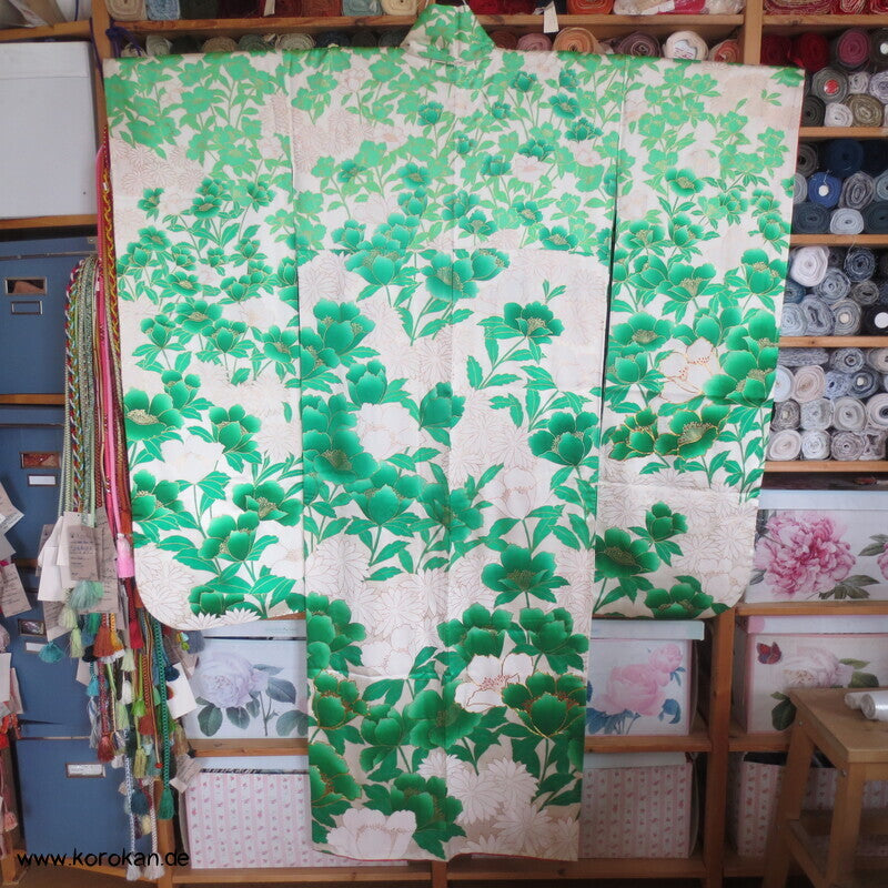Seiden Damast Furisode Kiku und Botan in grün mit viel Gold und Stickerei
