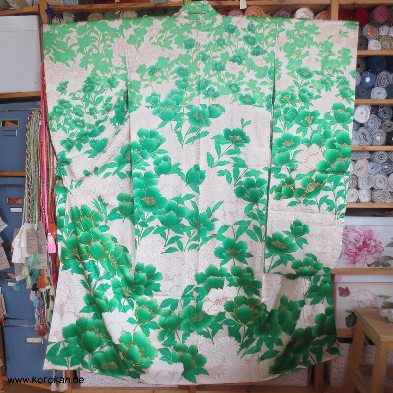 Seiden Damast Furisode Kiku und Botan in grün mit viel Gold und Stickerei