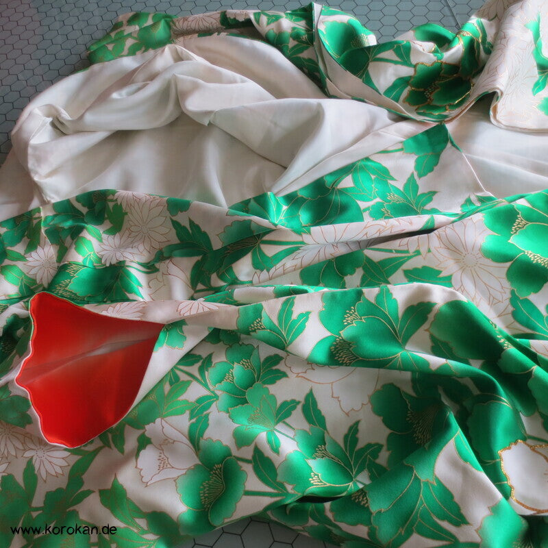 Seiden Damast Furisode Kiku und Botan in grün mit viel Gold und Stickerei
