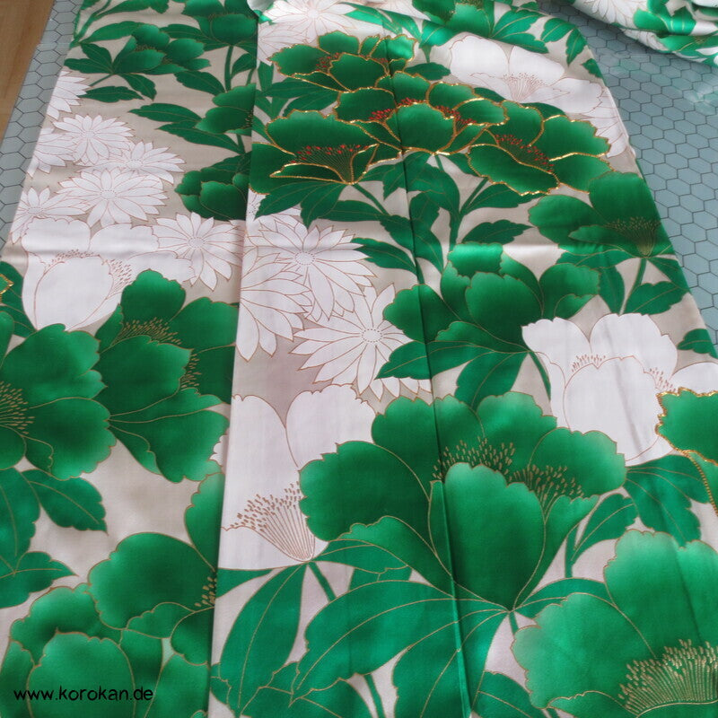 Seiden Damast Furisode Kiku und Botan in grün mit viel Gold und Stickerei