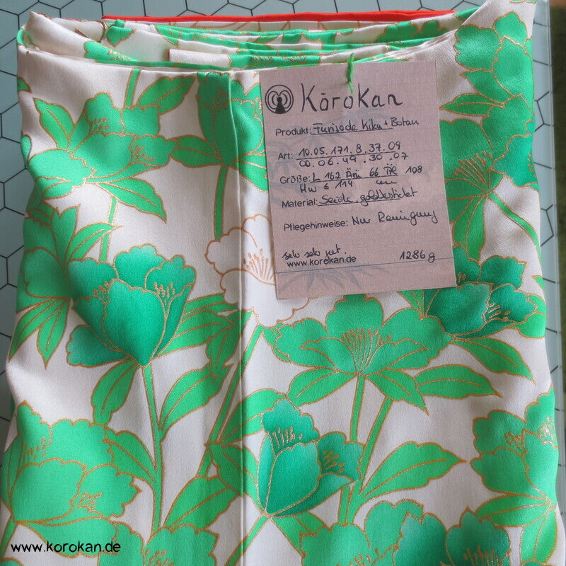 Seiden Damast Furisode Kiku und Botan in grün mit viel Gold und Stickerei